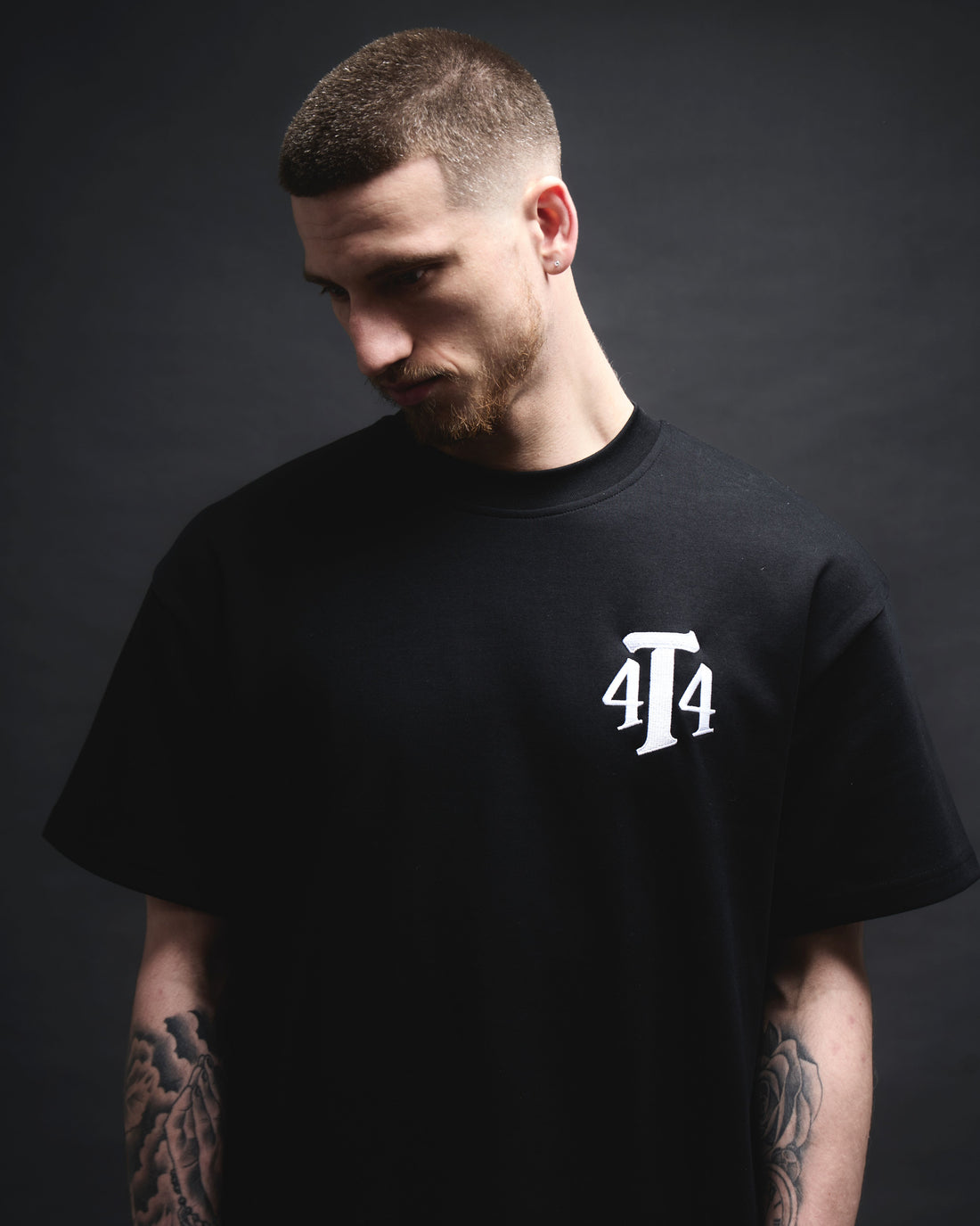 4T4 STATEMENT TEE BLACK
